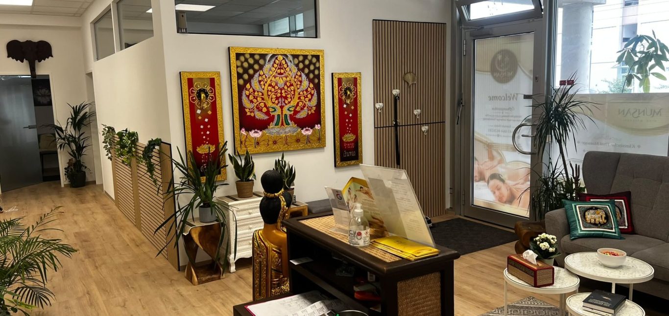 Empfangsbereich von Munsan mit Sitzgelegenheiten, Pflanzen und thailändischer Dekoration